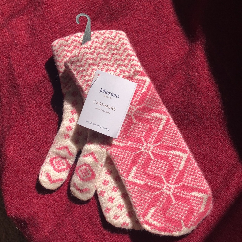 Women’s Johnstons 💯Cashmere Pair Of Soft Mittens NWT